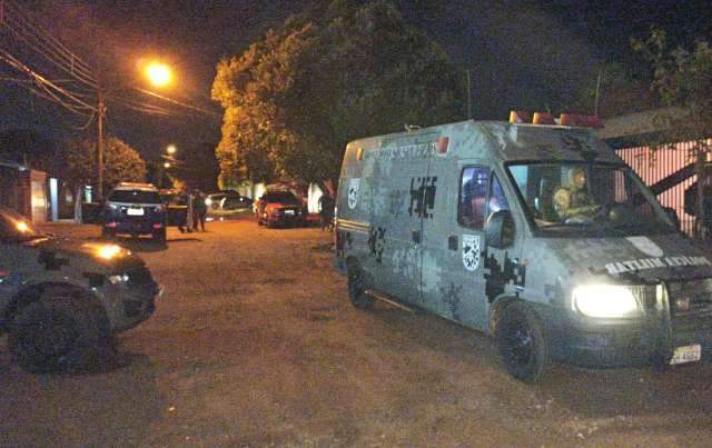 Mulher se esfaqueia na frente de PMs e &eacute; contida com taser