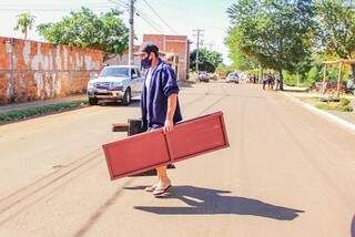 Comerciantes que montaram trailers em &aacute;rea invadida s&atilde;o retirados  