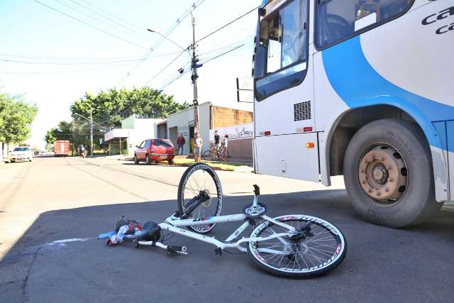 Ciclista fica ferido ao invadir preferencial e atingir &ocirc;nibus 