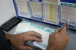 Apostador faz jogo em lotérica da Capital (Foto: Paulo Francis)