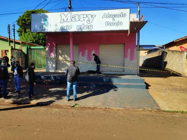 Homem &eacute; encontrado morto em po&ccedil;a de sangue na cal&ccedil;ada de sorveteria