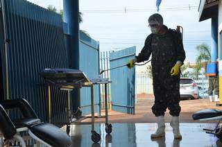 Soldado do Exército faz desinfecção em maca usada para transportar pacientes na UPA de Dourados (Foto: Divulgação)