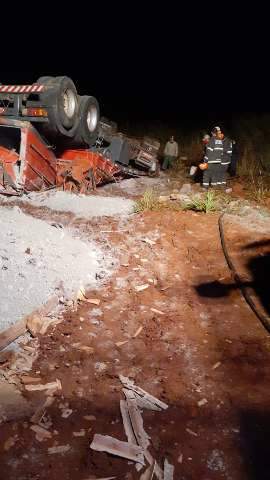 Carreta tomba e mata dois homens em estrada vicinal na regi&atilde;o do Nova Lima
