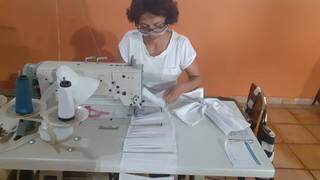 Costureira trabalha na fabricação de máscaras; parte delas foi doada a aldeia de Dourados (Foto: Divulgação)