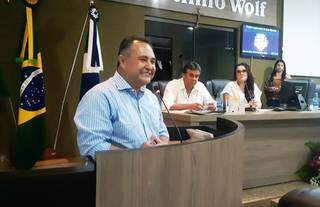 Prefeito Alexandrino Garcia na tribuna da Câmara de Aral Moreira, em março (Foto: Divulgação)