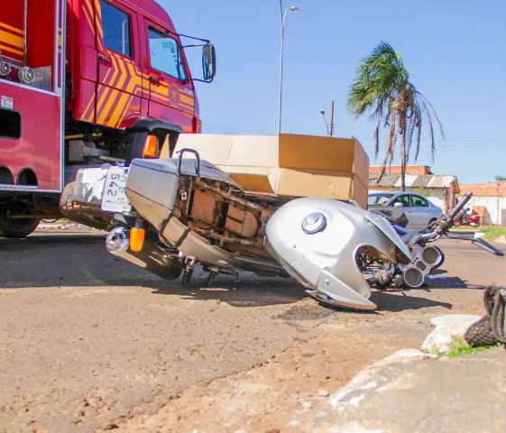 Motociclista &quot;voa&quot; ap&oacute;s bater em outra moto e fica em estado grave 