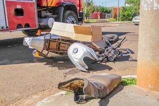 Banco de motocicleta foi arrancado após a batida (Foto: Silas Lima)