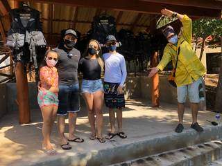 Com máscaras, turistas posam para foto o 1º dia de reabertura dos atrativos em Bonito (Foto: Divulgação)