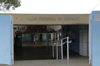 Escola fica no bairro Maria Aparecida Pedrossian, em Campo Grande. (Foto: Kisie Ainoã)