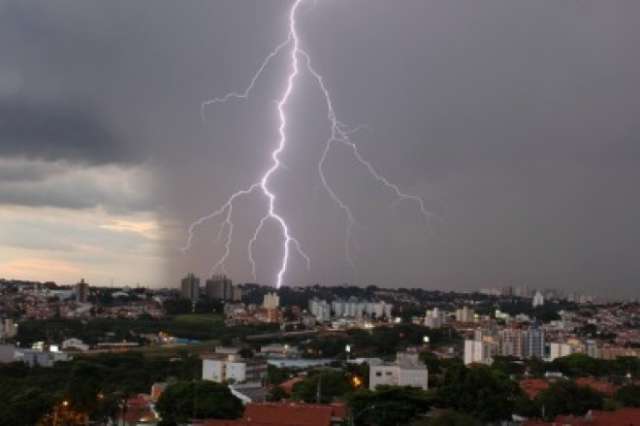 Em dia de &quot;ciclone bomba&quot;, MS registrou 1022 raios