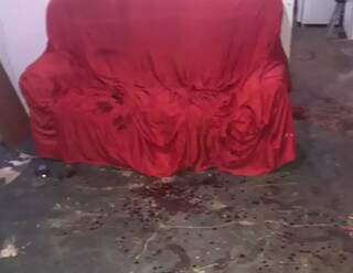 Homem ataca namorado com fac&atilde;o e acaba preso ao ir a hospital