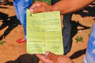 Comerciantes que montaram trailers em &aacute;rea invadida s&atilde;o retirados  
