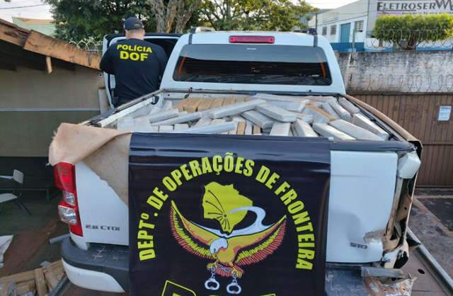 Motorista abandona caminhonete com 1,8 tonelada de maconha