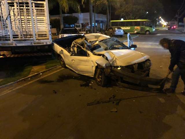 Carro fica destru&iacute;do ap&oacute;s bater em caminh&atilde;o estacionado