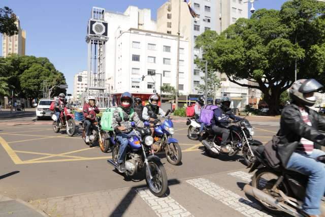 Contra condi&ccedil;&otilde;es ruins de trabalho, motoentregadores fazem buzina&ccedil;o no Centro
