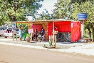 Comerciantes que montaram trailers em &aacute;rea invadida s&atilde;o retirados  