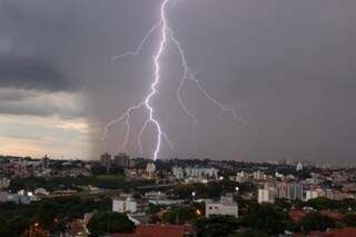 Em dia de &quot;ciclone bomba&quot;, MS registrou 1022 raios