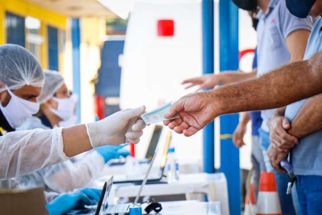 Julho come&ccedil;a com 711 contaminados em 1 dia, 10 vezes mais que h&aacute; 1 m&ecirc;s