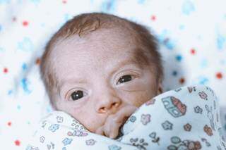 Théo ficou 13 dias na UTI neonatal. (Foto: Marcell Rezende)