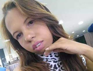  Carla Santana Magalhães esta desaparecida desde a noite de ontem. (Foto: Reprodução/Facebook)