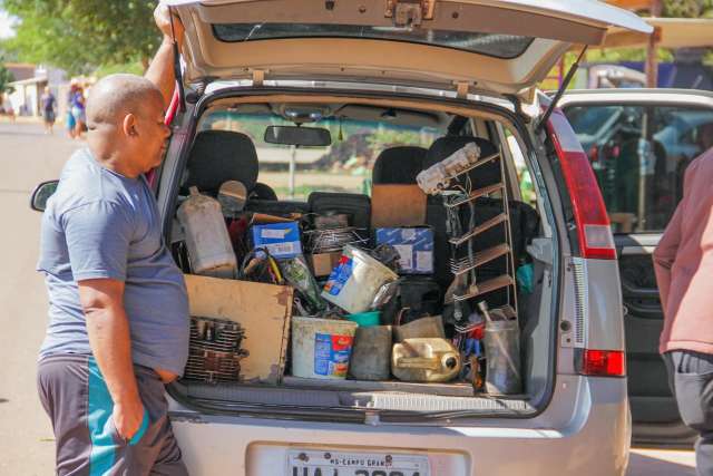 Comerciantes que montaram trailers em &aacute;rea invadida s&atilde;o retirados  