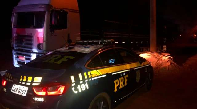 Carga de cigarro avaliada em R$ 1,7 milh&atilde;o &eacute; apreendida na BR-267