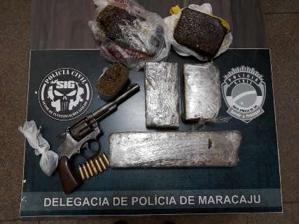 Dois são presos com drogas e revólver em ação de combate ao tráfico em município