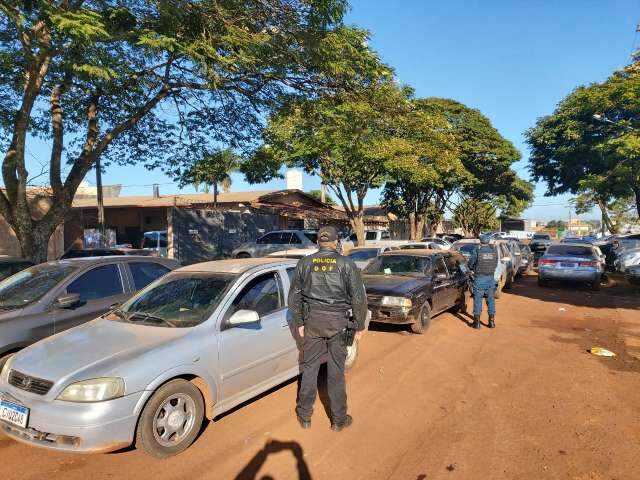 Pol&iacute;cia apreende comboio com 20 carros lotados de contrabando