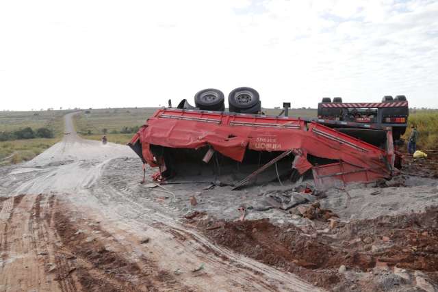 Carreta ainda ocupa metade da pista onde pai e filho morreram