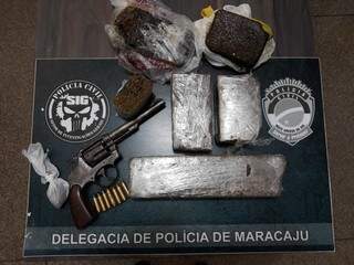 Drogas, arma e munições apreendidas pelos policiais. (Foto: Polícia Militar)
