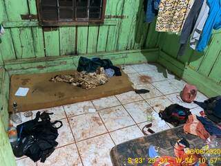 Parte do alojamento onde dormiam na fazenda para colher mandioca (Foto: Divulgação)