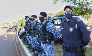 Guarda civis metropolitanos de Campo Grande durante policiamento nos bairros. (Foto: Paulo Francis)