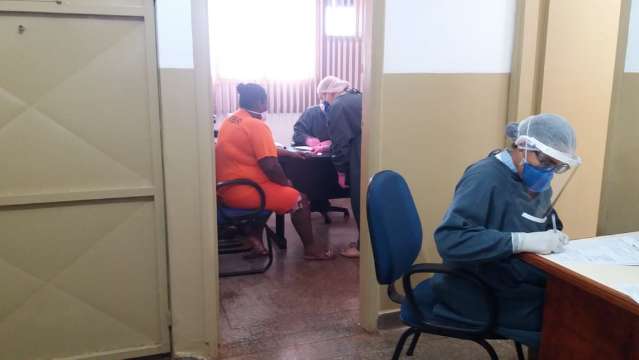 Pres&iacute;dio que tem 21 detentas com covid-19 tem princ&iacute;pio de motim
