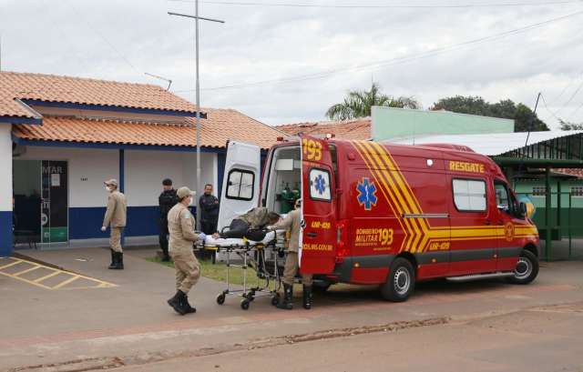 Mulher &eacute; encontrada com roupas rasgadas e denuncia tr&ecirc;s por estupro 
