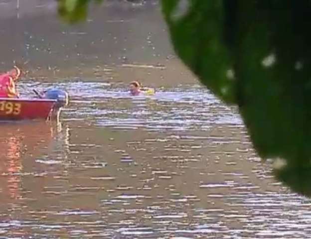 Para fugir da pol&iacute;cia, suspeito de furto pula em rio, mas acaba capturado
