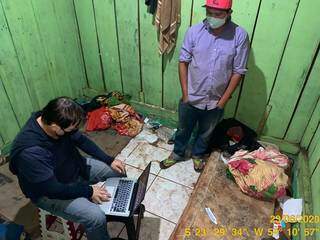 Ação do fiscal trabalhista em parte do alojamento fornecido aos Guarani Kaiowá (Foto: Divulgação)