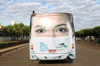 Ônibus foram caracterizados para lembrar que uso de máscara é obrigatório (Foto: Paulo Francis)