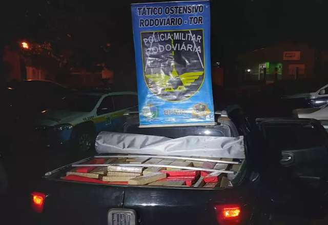 Traficante tenta atropelar PMs, que atiram em pneus e prendem autor