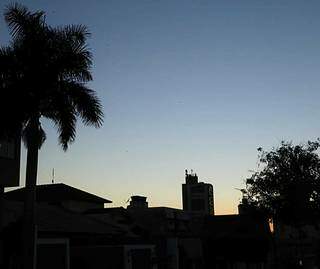 Céu amanheceu aberto na região do Centro de Campo Grande. (Foto: Kísie Ainoã)