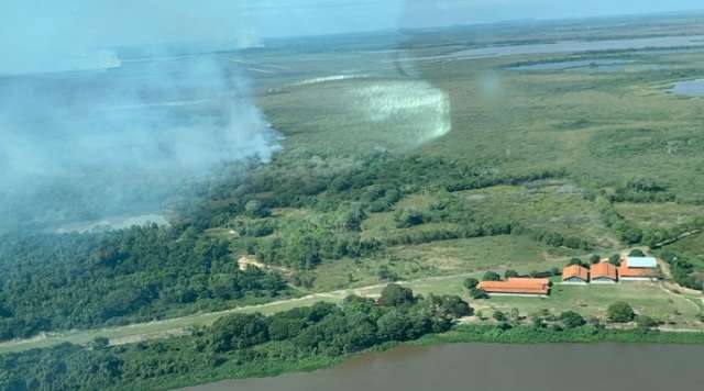 Inc&ecirc;ndio que j&aacute; dura 3 dias amea&ccedil;a atingir escola no Pantanal 