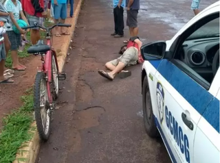 Cecílio (no chão) foi detido logo após matar criança, uma tragédia na Rua Baobá, nas Moreninhas. (Foto: Divulgação)