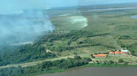 Incêndio que já dura 3 dias ameaça atingir escola no Pantanal 