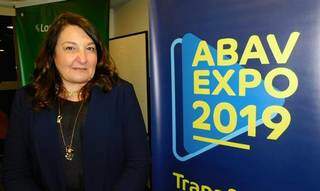 A presidente da ABAV Nacional, Magda Nassar, diante da logo da tradicional feira de turismo realizada no ano passado no Expo Center Norte, em São Paulo (Foto: ABAV/Arquivo)