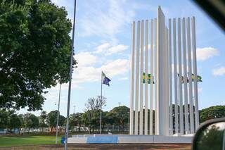 Monumento na entrada da UFMS, em Campo Grande (Foto: Paulo Francis)