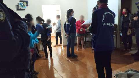 Após denúncia, polícia encontra "creche" com 12 crianças no Coophavila
