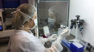 Laboratório Central de Mato Grosso do Sul processa 600 exames de covid-19 por dia (Foto: Divulgação/Lacen)