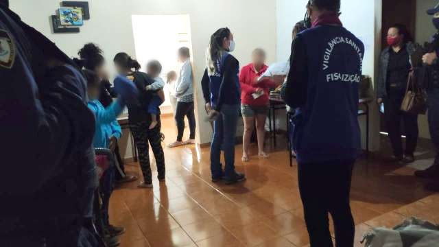 Ap&oacute;s den&uacute;ncia, pol&iacute;cia encontra &quot;creche&quot; com 12 crian&ccedil;as no Coophavila