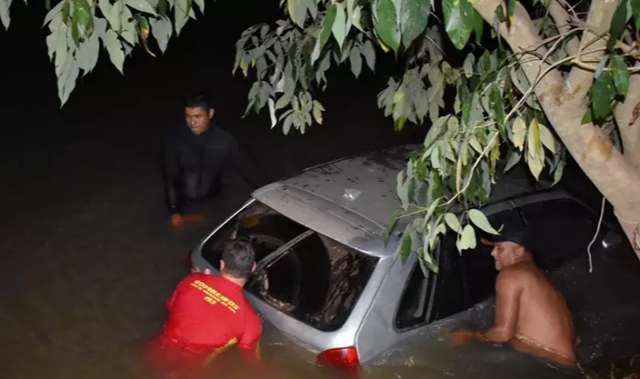 Motorista perde controle de dire&ccedil;&atilde;o e cai com carro no Rio Taquari