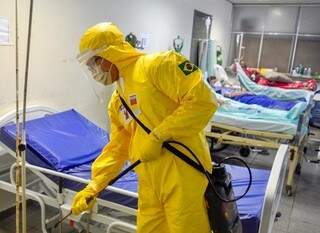Soldado do Exército faz desinfecção no Hospital da Vida, em Dourados, onde mulher de 67 anos morreu com covid-19 (Foto: Divulgação)