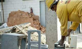 Pedreiro assentando tijolo em obra. (Foto: Marcelo Camargo/AgênciaBrasil) 